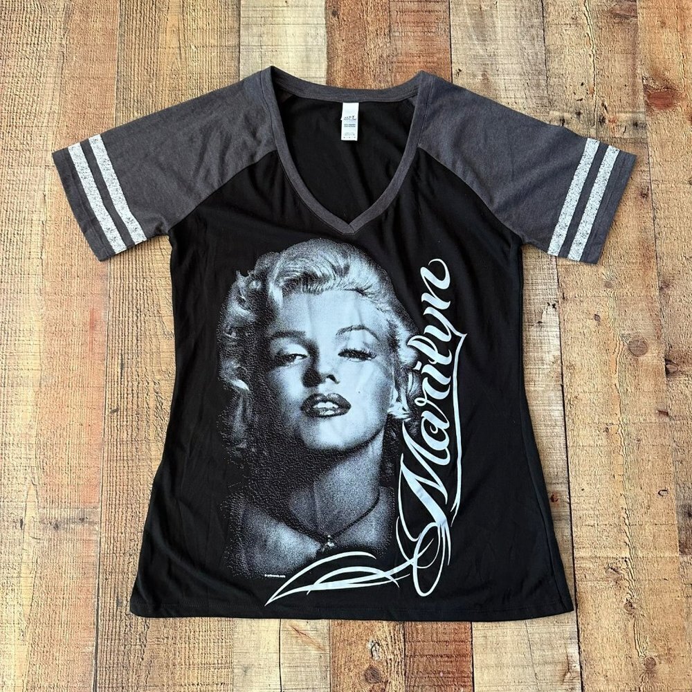 District Marilyn monroe graphic raglan v neck tshrit women's M